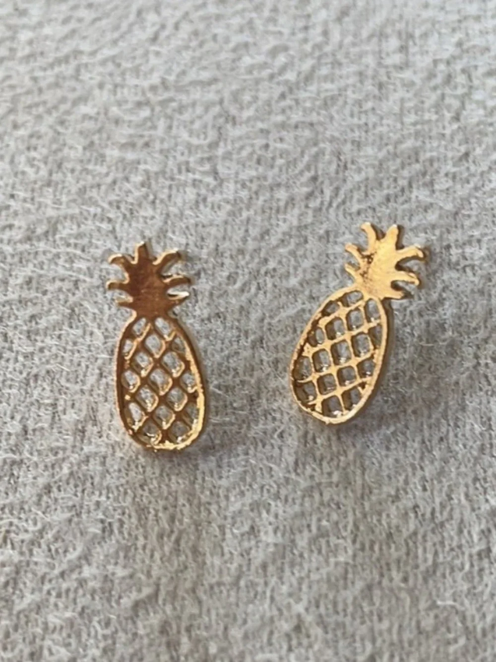 Golden pineapple studs